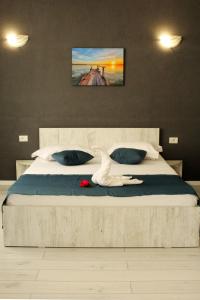 Un pat sau paturi într-o cameră la ENKI
