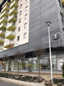 budynek z znakiem na boku w obiekcie Apartament Bojary w mieście Białystok