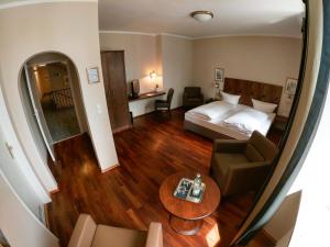 Postel nebo postele na pokoji v ubytování Hotel Kaiserhof am Dom