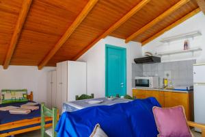 a kitchen with a table and a blue door at Ρήγας: Όμορφα στο Μεσολόγγι. Δ2 in Missolonghi