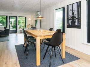 - une salle à manger avec une table et des chaises en bois dans l'établissement Holiday home Toftlund VIII, à Toftlund