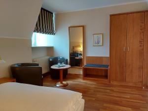 Postel nebo postele na pokoji v ubytování Hotel Kaiserhof am Dom