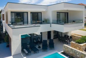 - une vue aérienne sur une maison avec une piscine dans l'établissement Novalja Bay Villas, à Novalja