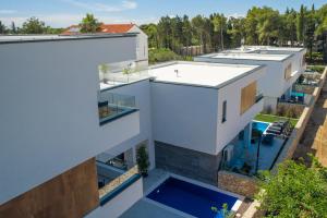 Bazén v ubytování Novalja Bay Villas nebo v jeho okolí