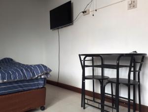 a room with a table and a chair and a bed at Chill Inn in Pattaya Central