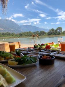 Ein Tisch mit einem Haufen Teller Essen drauf. in der Unterkunft Green Pine Bungalows & Beach Luxury Concept in Oludeniz