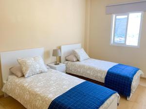 1 dormitorio con 2 camas y ventana en Miramar 9 en San Sebastián de la Gomera