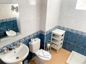 y baño con aseo y lavamanos. en Miramar 9 en San Sebastián de la Gomera