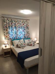 - une chambre avec un lit doté d'un rideau et d'oreillers dans l'établissement Maria's Home, à Kavala