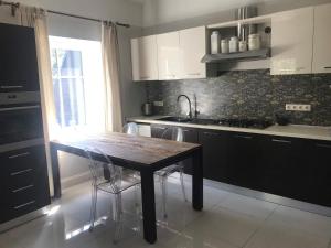 Kuchyň nebo kuchyňský kout v ubytování Villa Kertelhof Guesthouse