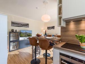 uma cozinha com mesa e cadeiras num quarto em Appartment am Sonnberg em Brixen im Thale