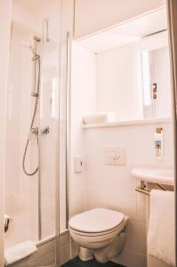 Um banheiro em ibis Hotel Frankfurt Airport