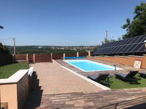 Bazén v ubytovaní Royal Villa Keszthely alebo v jeho blízkosti