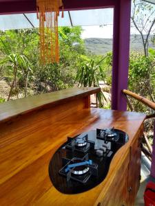 uma cozinha com um fogão numa mesa de madeira em Jamiro House ,casa mirante, autossustentavel em Lençóis