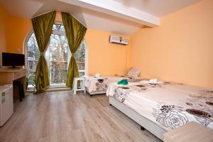 a bedroom with two beds and a window at Familly hotel Randevu in Kranevo