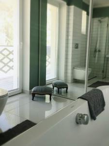 La salle de bains est pourvue d'une baignoire, de toilettes et d'une douche. dans l'établissement Villa Kertelhof Guesthouse, à Kärdla