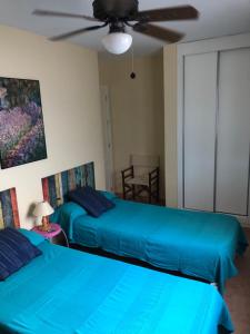 1 dormitorio con 2 camas y ventilador de techo en Apartamento climatizado con wifi Mar Menor, en San Pedro del Pinatar