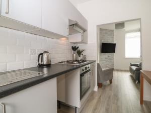 
A kitchen or kitchenette at 113 Babbacombe Road
