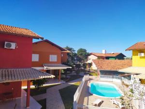 een uitzicht op de binnenplaats van een huis met een zwembad bij Solar do Cerrado Hotel in Bonito