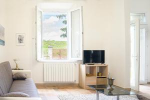 Televízia a/alebo spoločenská miestnosť v ubytovaní Villa Bruna