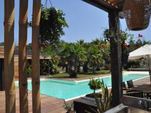 Cette maison offre une vue sur la piscine. dans l'établissement Villa Carroubier, à La Londe-les-Maures
