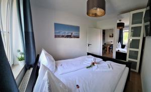 Ein Bett oder Betten in einem Zimmer der Unterkunft Gästehaus Kirmerschneiderhof bei Erding