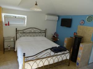 1 dormitorio con 1 cama en una habitación con cajas en Apartma Na Trati, en Izola