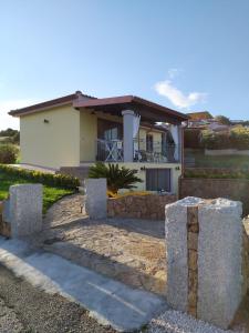 una casa con colonne di pietra di fronte di Sole Comino a Santa Lucia