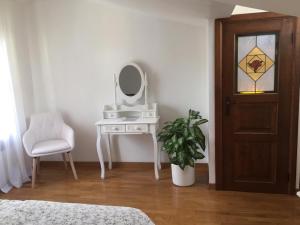 um quarto com uma mesa, um espelho e uma cadeira em La Pagana em Santa Margherita Ligure