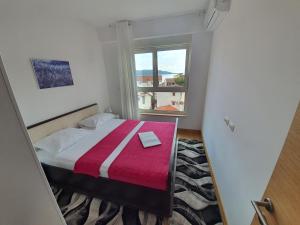 Postel nebo postele na pokoji v ubytování AS Apartments Rafailovici