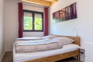 ヘレンタールにあるLandhaus Schnorrenberg, Wellness & Natureのベッドルーム1室(ベッド2台、窓付)