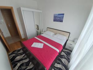 Postel nebo postele na pokoji v ubytování AS Apartments Rafailovici