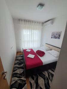 Postel nebo postele na pokoji v ubytování AS Apartments Rafailovici