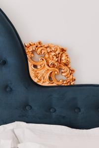 uma decoração de dragão dourado ao lado de uma cama em 5 Hermoupolis Concept Sites em Hermópolis