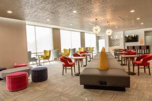 una sala de espera con mesas y sillas coloridas en La Quinta Inn & Suites by Wyndham Lake City, en Lake City