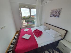 Postel nebo postele na pokoji v ubytování AS Apartments Rafailovici