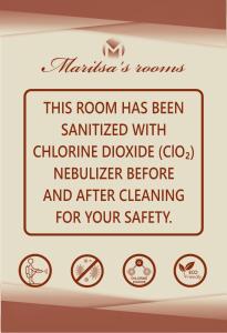un letrero en un baño que dice que esta habitación ha sido santitizada con cloro en Maritsa's Rooms, en Stavros