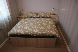 Ένα ή περισσότερα κρεβάτια σε δωμάτιο στο Amis apartmán 1