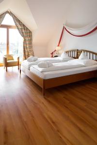 1 dormitorio con cama grande y ventana grande en Romantik Hotel Johanniter-Kreuz, en Überlingen
