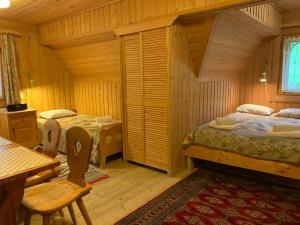Tempat tidur dalam kamar di Wynajem Pokoi-Willa Pod Smrekami
