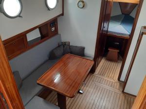 カンペルラントにあるPrivé B&B Motorsailer Rataplanの木製テーブルが備わる客室です。