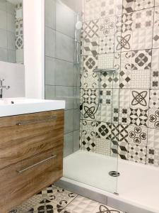 a bathroom with a shower and a sink at Maison d'hôtes City Break MIRADOUR in Bayonne