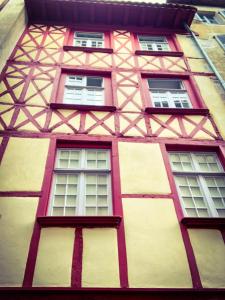 a building with four windows on the side of it at Maison d'hôtes City Break MIRADOUR in Bayonne