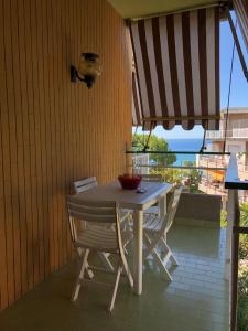 A balcony or terrace at Wally's House