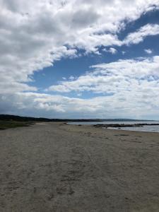 En strand vid eller i närheten av semesterhuset