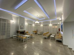 Uma TV ou centro de entretenimento em Ifestos Hotel