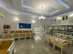 Uma área de estar em Ifestos Hotel