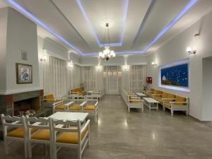 Uma área de estar em Ifestos Hotel