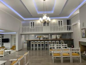 Uma TV ou centro de entretenimento em Ifestos Hotel