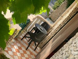 Una mesa y dos sillas en un patio. en casa sole, en Peschici